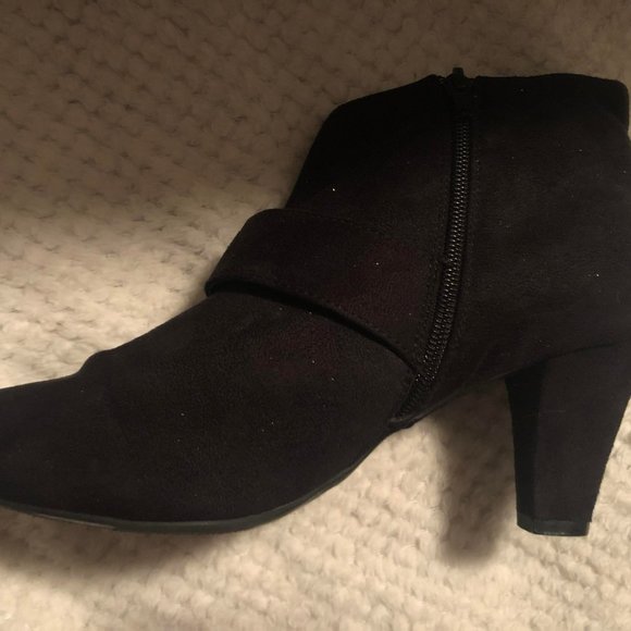 Black, size 12 boot with heel - Picture 3 of 6